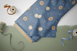 Lade das Bild in den Galerie-Viewer, Design "Daisy Meadow Denim" 0,5 m