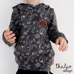 Lade das Bild in den Galerie-Viewer, Premium Wintersweat "Kreidezeit" T-Rex 0,5 m
