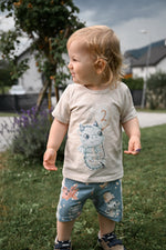 Lade das Bild in den Galerie-Viewer, Supersoft Premium Jersey "Monddrachenbaby" sky Sticker groß 0,5 m
