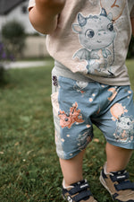 Lade das Bild in den Galerie-Viewer, Supersoft Premium Jersey "Monddrachenbaby" sky Sticker groß 0,5 m
