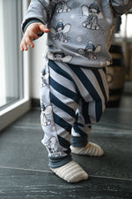 Lade das Bild in den Galerie-Viewer, Supersoft Premium Jersey "Töröö" Streifen dunkel klein 0,5 m
