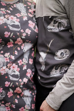 Lade das Bild in den Galerie-Viewer, Premium Wintersweat "Memento Mori" Onyx 0,5 m
